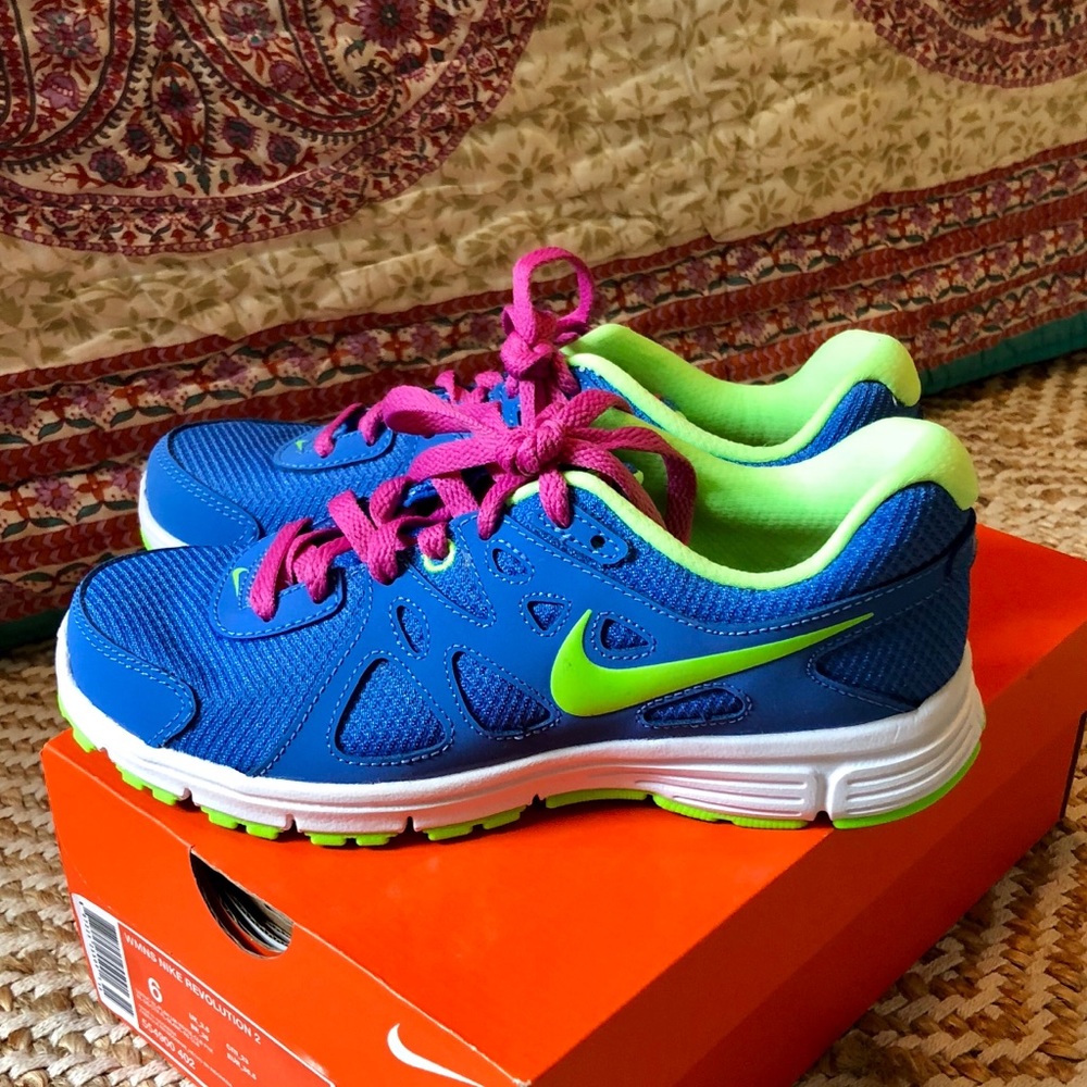 New! Women’s Nike Revolution2 Size6